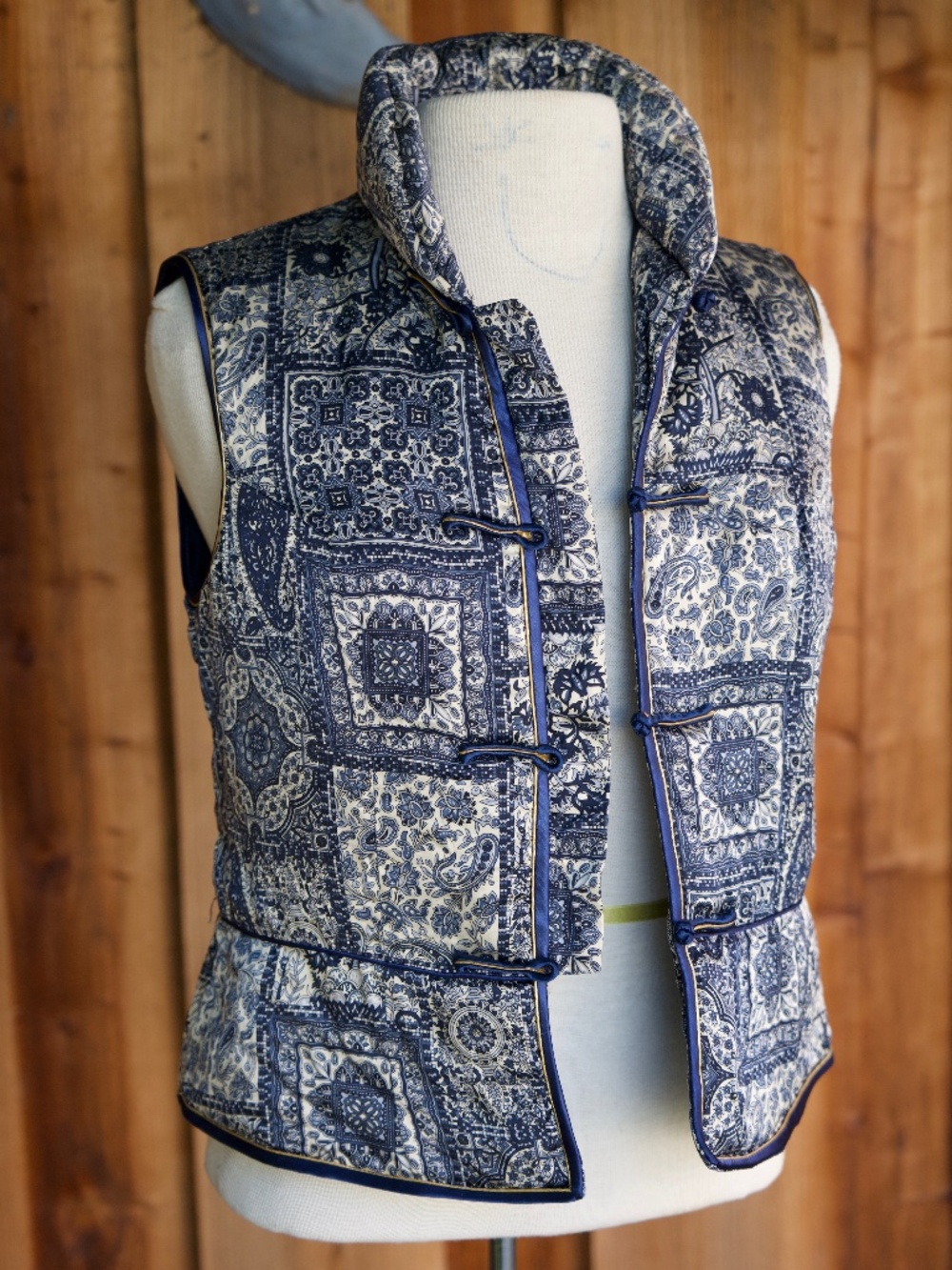 100% Mulberry Silk Blue & White Paisley Bandana Print Chinese Vest Woman's S